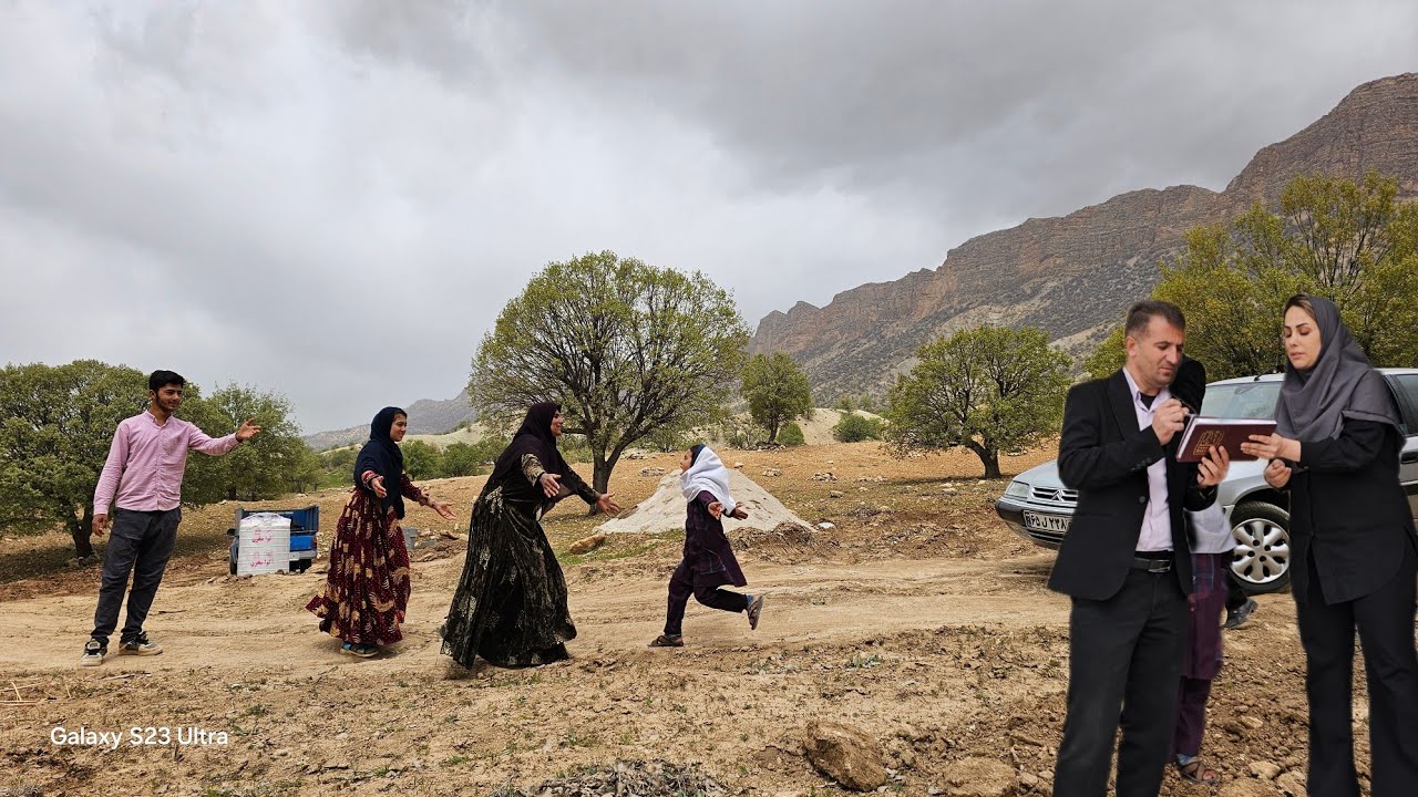 The family's youngest daughter meets her mother and Fatima