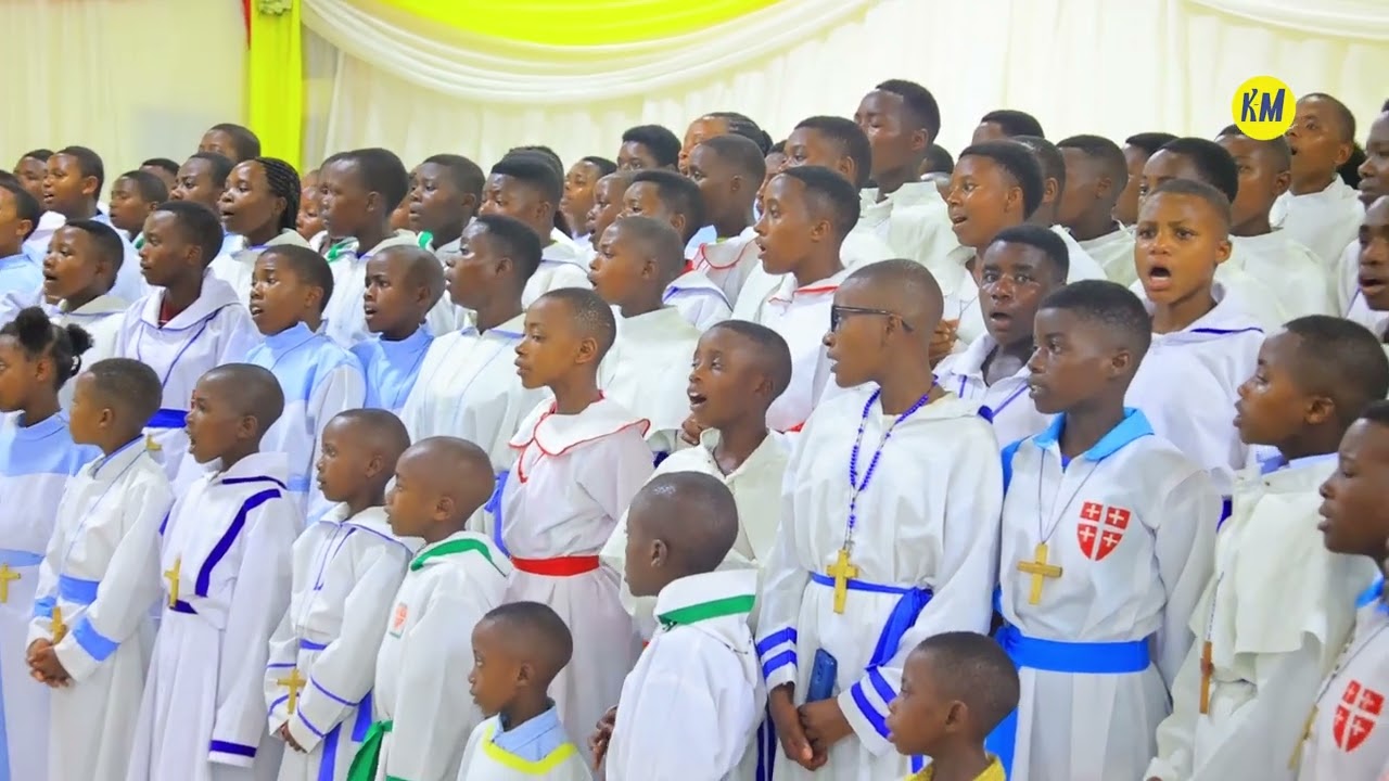 Pueri cantores Diyosezi Ruhengeri irangajwe imbere na Alex Mutagatifu bati ndagiwe n'umushumba mwiza