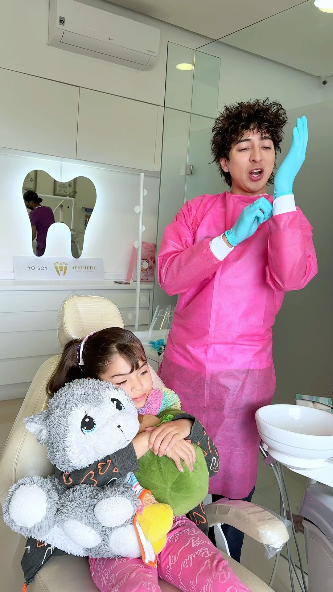 LA NIÑA QUE LLEVA SUS PELUCHES A TODAS PASTES ?