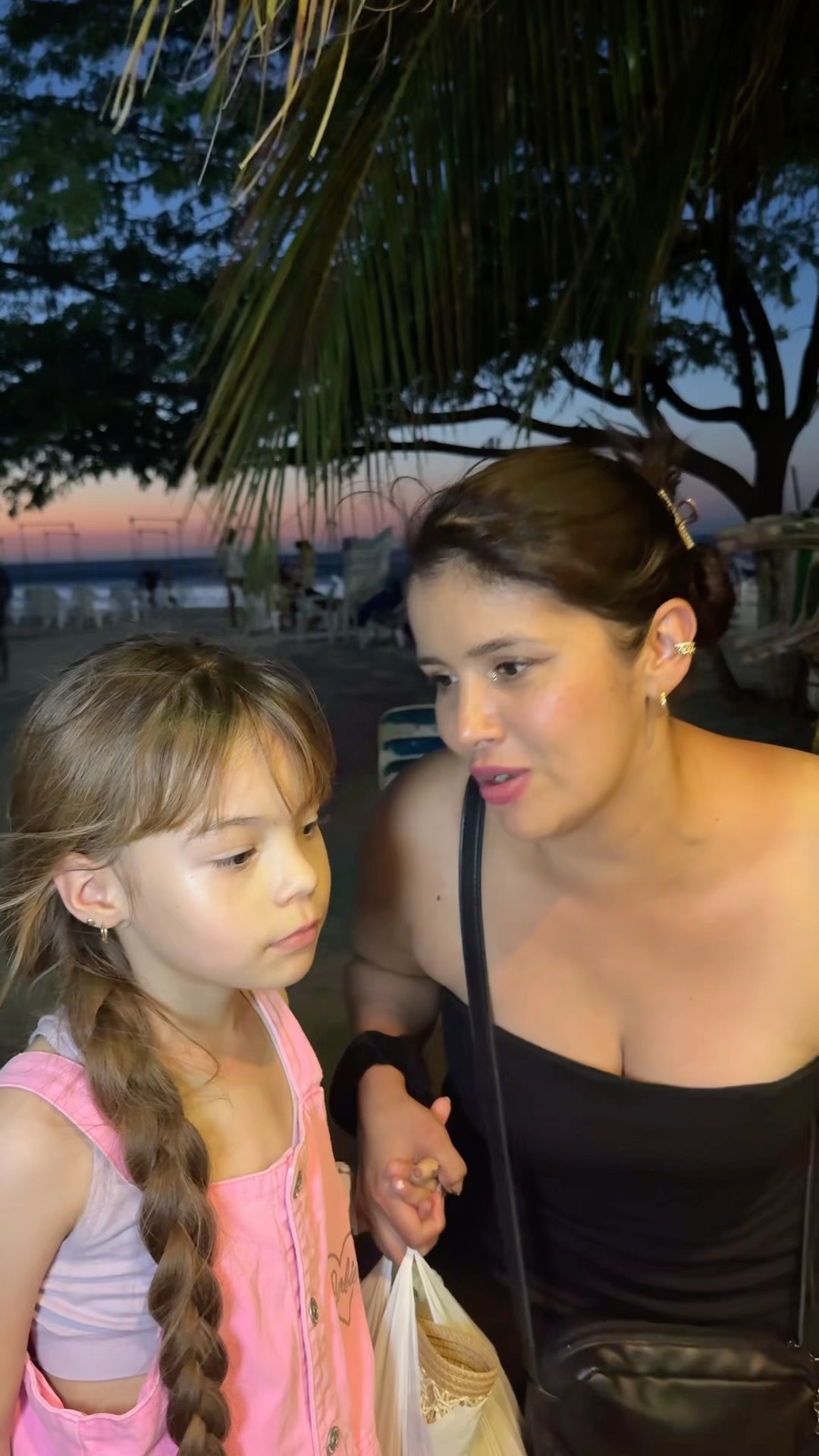 Kendall ve al papá coqueteándole a una sirenita #humor #cosasdefamilia #comedia #humorfamiliar