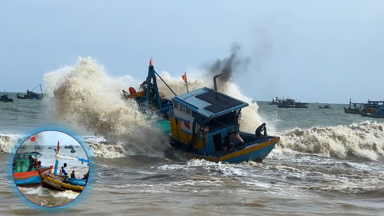 11/11 Sóng Lớn đánh chìm 2 ghe ở Bình Thuận || Tàu Ghe Ra Vào Cửa Biển Nguy Hiểm 💥