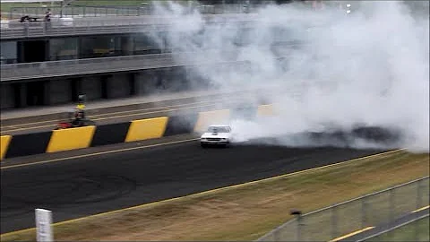 Say goodbye to Australian cars with this massive Holden burnout