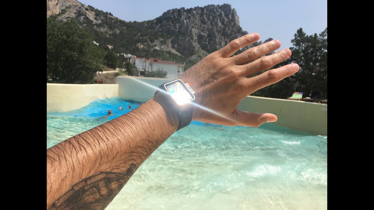 Можно ли плавать с айфоном. Смартфон под водой. Смартфон в воде. Японцы в душе. Чехол для подводной съемки для телефона samsung s21.