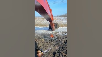 Quickly remove debris from the bucket- Good tools and machinery make work easy #excavator #debrisre