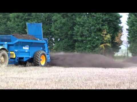 Spreading the bedding muck J D 6155R \u0026 Bunning Lowlander Mk4 30/05/22