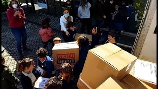 ЦЕ ВРАЖАЄ! Португальські діти допомагають завантажити гуманітарну допомогу і скандують Україна ❤️❤️