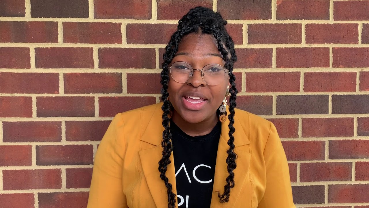 Dominique Dempsey '21 discusses study abroad with Hebrew University's Dance Jerusalem program.