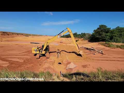 escavadeira Caterpillar substituindo Tubulação de PEAD por Tubulação de Alvenius