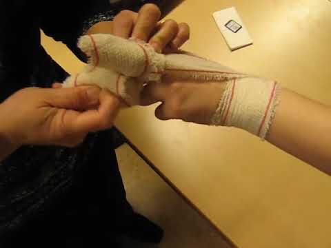 Vidéo: Comment mettre un pansement sur le bout des doigts : 12 étapes (avec photos)