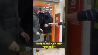 В Чехове задержаны двое хулиганов, выломавших дверь в магазине “Верный”