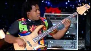 Vignette de la vidéo "Victor Wooten - Amazing Grace Bass Solo.mpg"