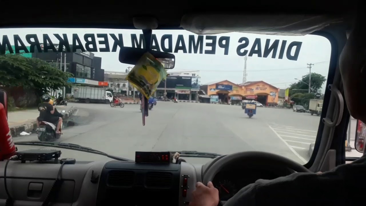 gas pol Damkar Surakarta menuju lokasi Kebakaran