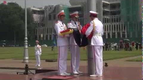 Treo cờ rủ Quốc tang Đại tướng Võ Nguyên Giáp tại quảng trường Ba Đình.