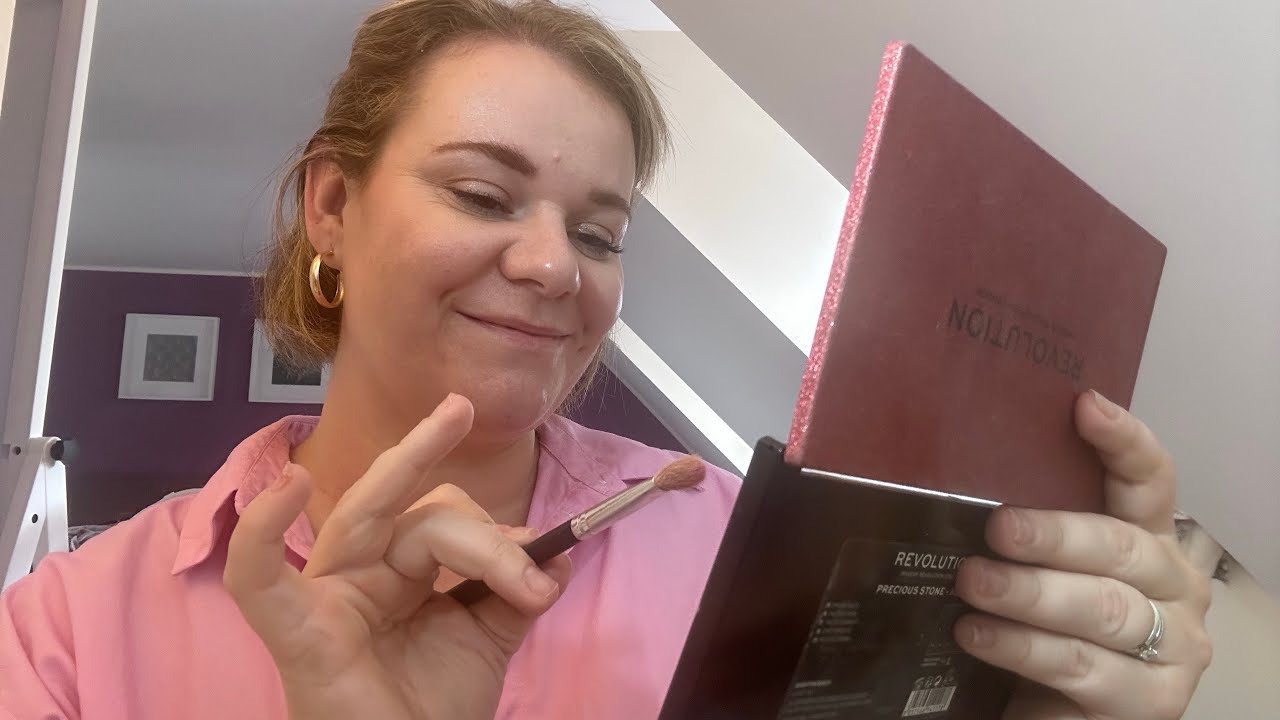 ASMR: Doing your makeup. Very little talking, LOTS of mouth sounds! #asmr #roleplay