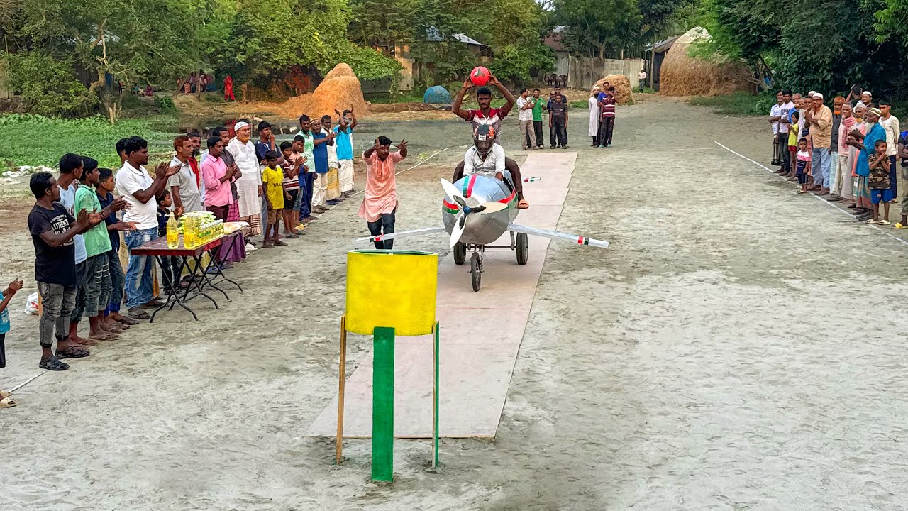 বিমানে চড়ে বাস্কেটে বল ছুড়ে পুরস্কার জেতার চ্যালেঞ্জ। আজব বিমানের মজার খেলা দেখতে ভিড় করলো গ্রামবাসী