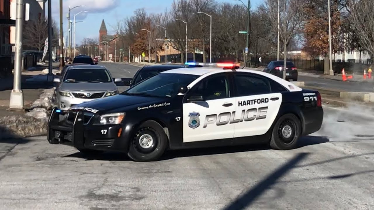 Hartford Police Department Car 17 responding with Alternate wail and