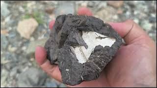 The footprint of the iron starling. which is buried in the corner of the rock