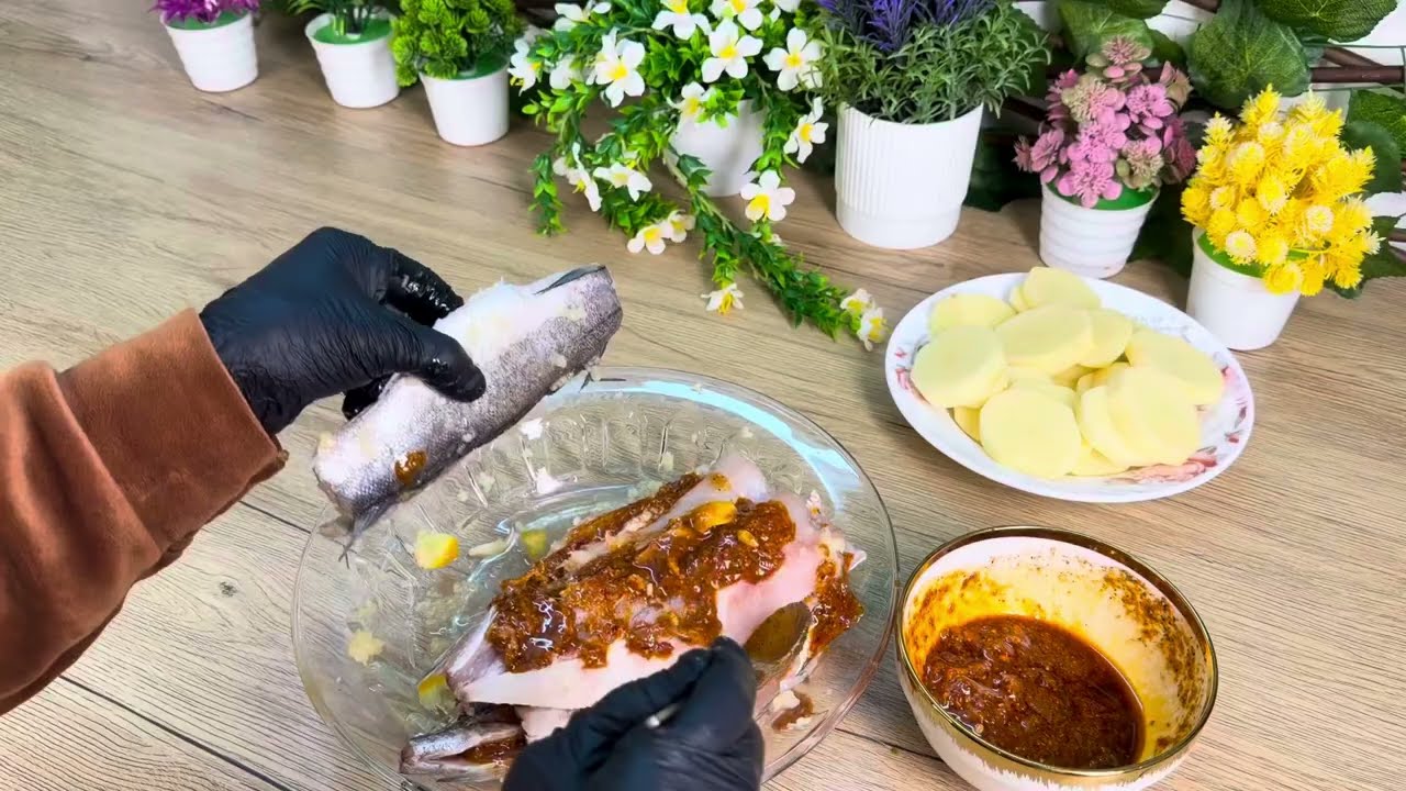 طريقة السمك بالفرن مع بطاطا - سر الخلطة وإزالة الزفرة نهائياً !!🤔