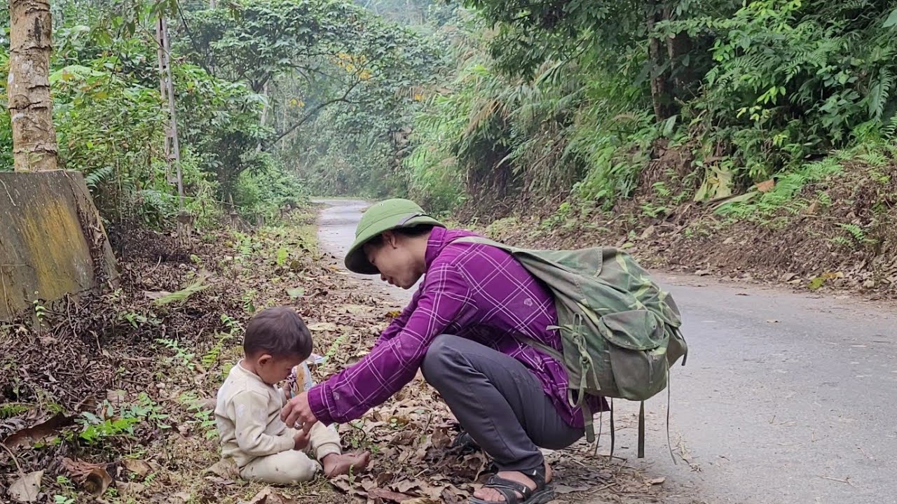 A kind young man rescued a poor child who was lost on the street.