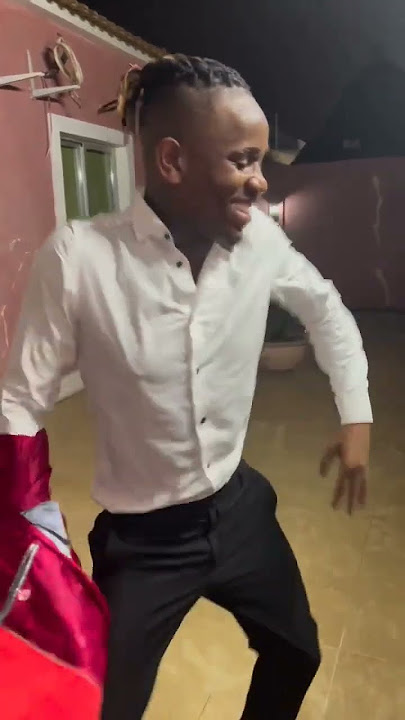 Johnny Berry a dançar mete a bunda no chão Da EA polícia & Brazucas