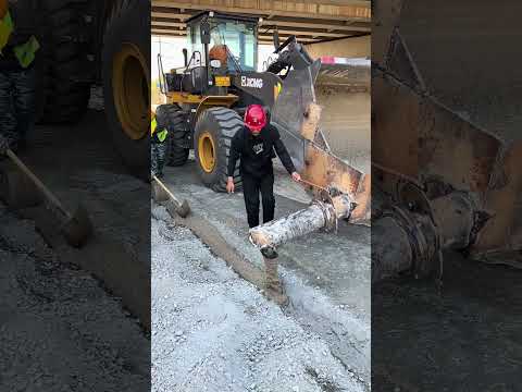 Make The Best Use Of Loader To Pour Concrete On The Construction Site- Tips Tool Easyway Easywork !