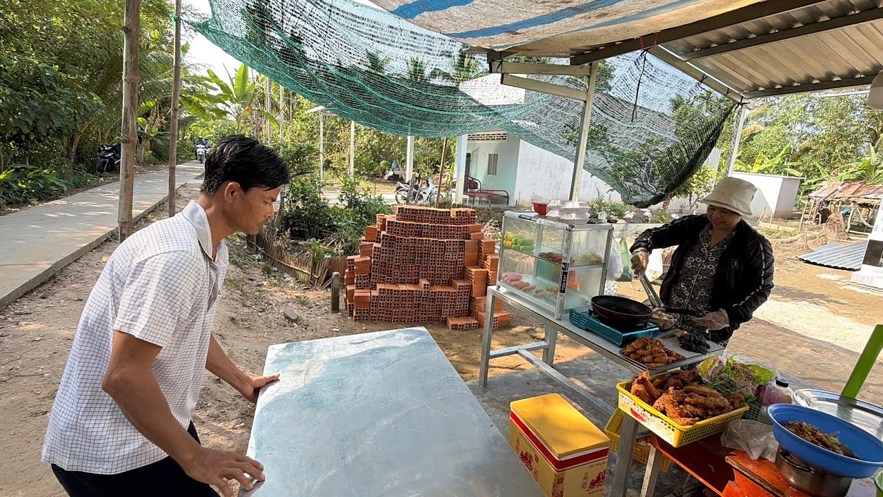 Buổi sáng buôn bán của chị Quý hơi chậm do học sinh chuẩn bị ăn tết cha mẹ thì không có tiền