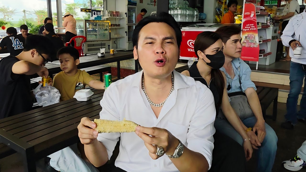 Bắt Gặp NSƯT Kim Tiểu Long Đan Ăn Bắp Tại Trạm Dừng Chân Long Thành Dầu Dây 