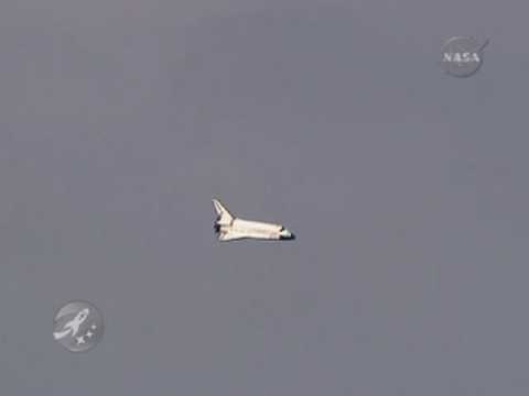 Discovery lands at Edwards Airforce Base for STS-128