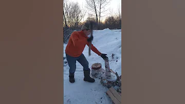 Когда легче колоть дрова, летом или зимой?