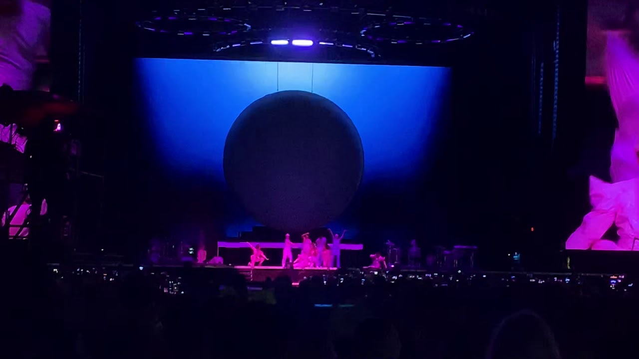 Ariana Grande - Be Alright LIVE Chicago 2019