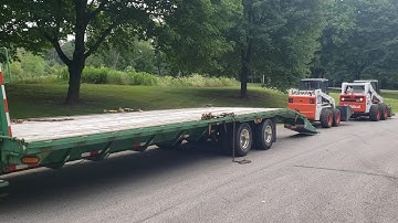 Skid Loader Turn Around On-board Trailer #skidsteer #wins   #experienced #bobcat