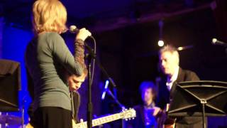 Tanya Donelly performs &quot;Feed the Tree&quot;