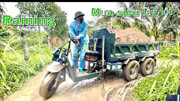 मजदूर और किसान जमीन ले जाते हैं, बारिश हो रही है, बहुत कीचड़ है | कोबेल्को उत्खनन उत्खनन