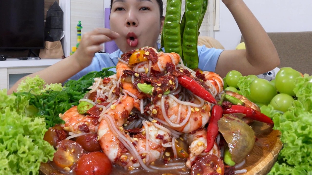 ผักกูดลวกกินกับตำขนมจีนกุ้ง สะตอสดๆจากฝัก กรอบมาก ตำเผ็ดนัวครบรสมากจ้ากินผักเก่งมาก