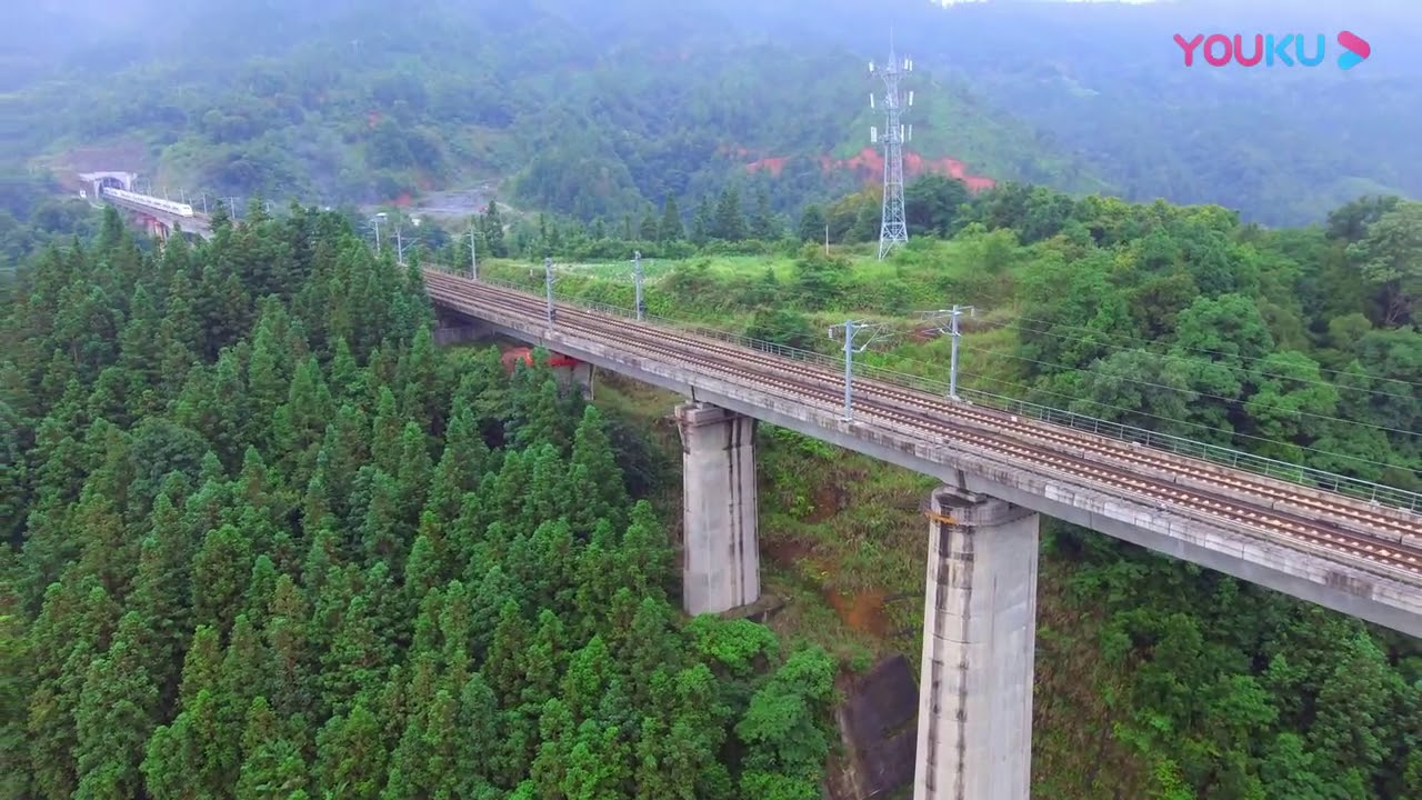 Аэрофотосъемка скоростной железной дороги Гуйчжоу-Гуанчжоу в Дашанли Гуйчжоу, открытой в середи