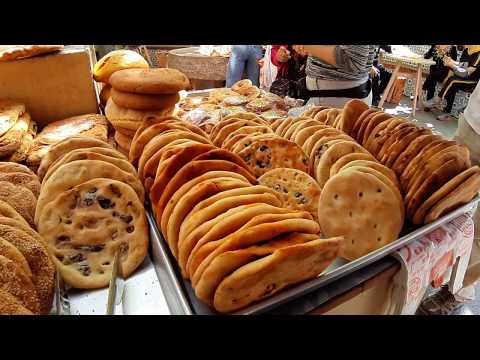 中國新疆省烏魯木齊 國際大巴扎 傳統美食 - 新疆烤饢 | Uyghur bread nang in international Grand Bazaar, Urumqi Xinjiang China