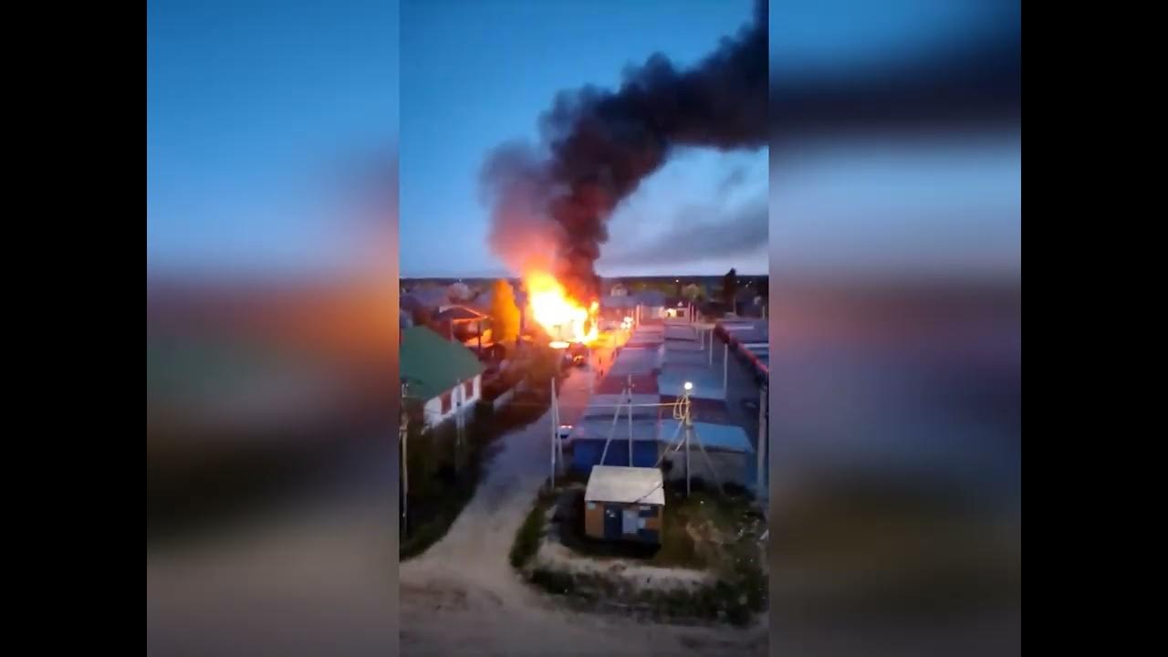 пожар в астрахани сейчас. пожар на советской. горит деревянное здание. в астрахани сгорел дом. пожар с каменка алтайского края.