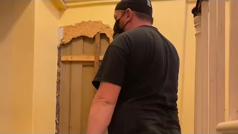 Ik kocht een 250 jaar oud appartement en vond een verborgen deur onder de trap