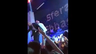 SFERA EBBASTA FERMA IL LIVE E SPINGE IL BUTTAFUORI DAL PALCO PER FAR CACCIARE DEI RAGAZZINI !!!!!