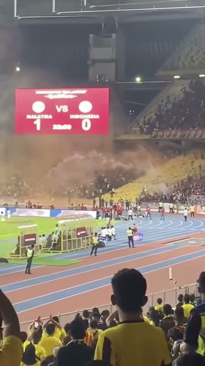 Pelemparan Flare Oleh Supporter Malaysia.