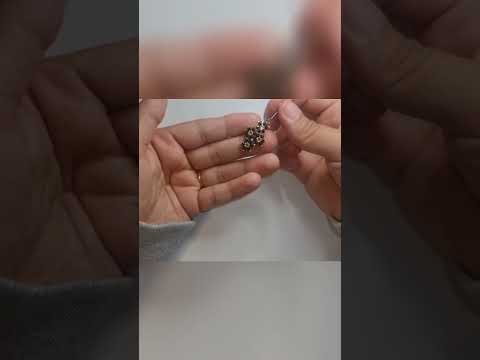 این گوشواره ها با کنار هم گذاشتن یه گل ساده درست شده 