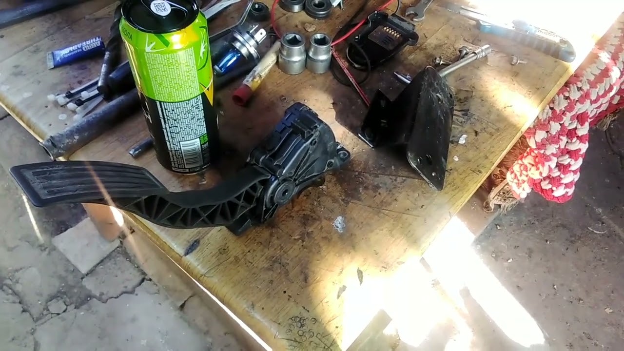 Электронная педаль газа не реагирует на нажатие.