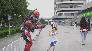 【197】伪装成机器人恶作剧 路人的反应真的超搞笑.Armor Deadpool funny prank in China.