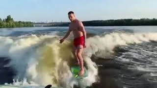 Володимир Кличко займається серфінгом у київському Екстрим-парку