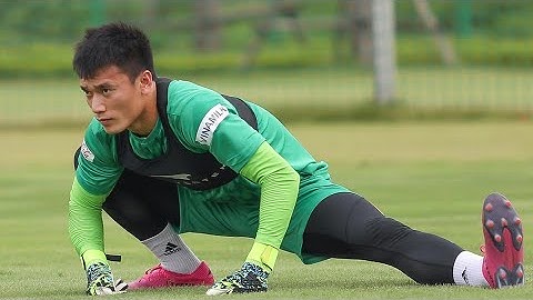 Thủ môn Bùi Tiến Dũng nhiệt tình luyện tập đấu U22 Trung Quốc