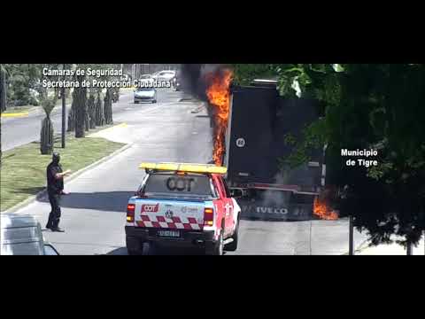 Tigre: Feroz incendio de un camión en Ricardo Rojas