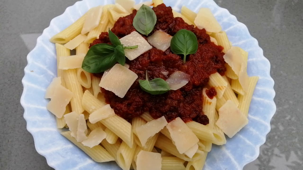 Bolognese mit Penne Parmesan und Basilikum - YouTube