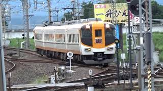 近鉄12200系12253編成+22000系22413編成特急大阪難波行き発車と12410系12414編成特急鳥羽行き到着