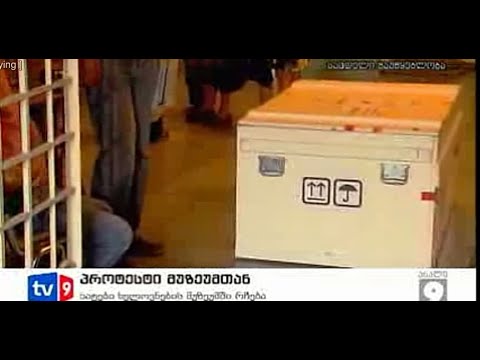 ხატების გატანის მცდელობაზე ნინო მიქიაშვილი და სოსო მანჯავიძე - 7.VIII.2012