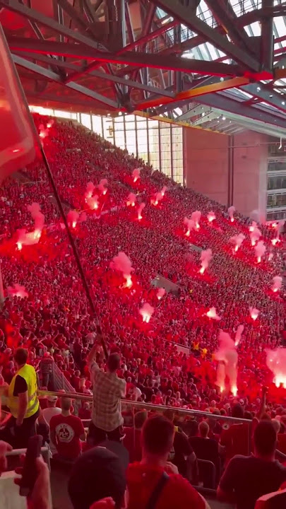 Suporter Eropa menyalakan flare dalam stadion#football #club #suporter